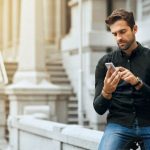 homme avec son téléphone