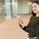 femme avec une tablet