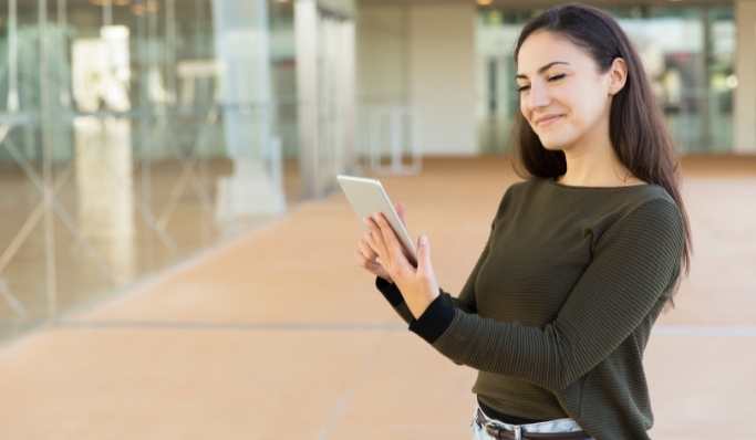 femme avec une tablet